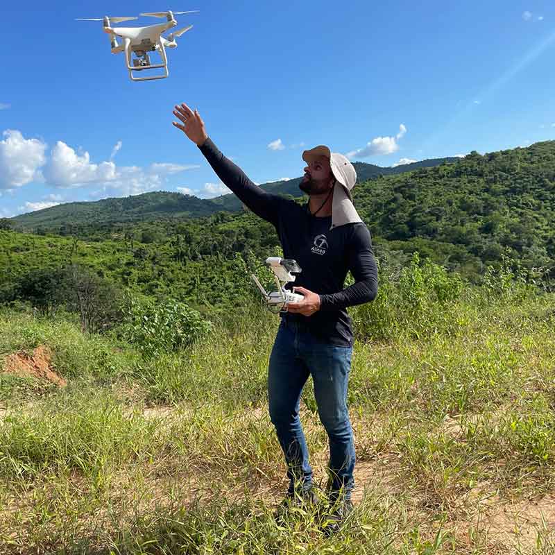 Emgenheiro de minas pilotando drone.